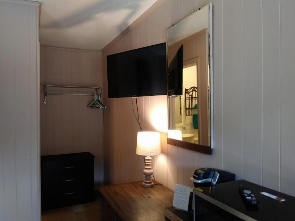 Rest Stop 6 Inn image 13