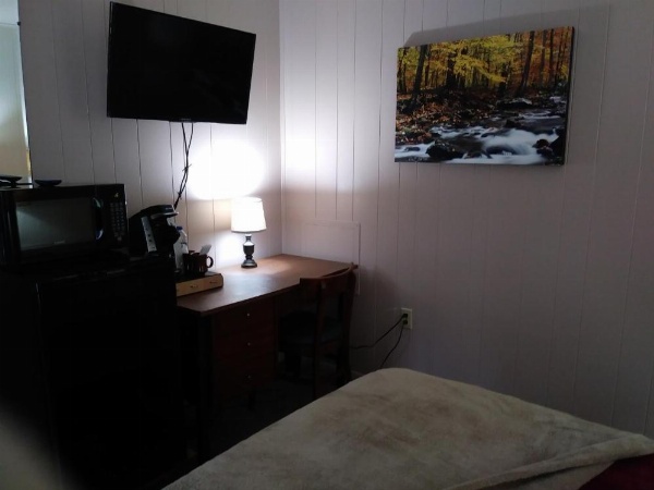 Rest Stop 6 Inn image 20