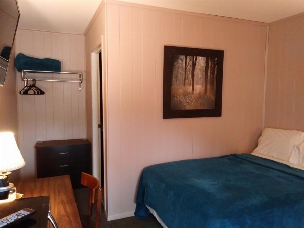 Rest Stop 6 Inn image 21